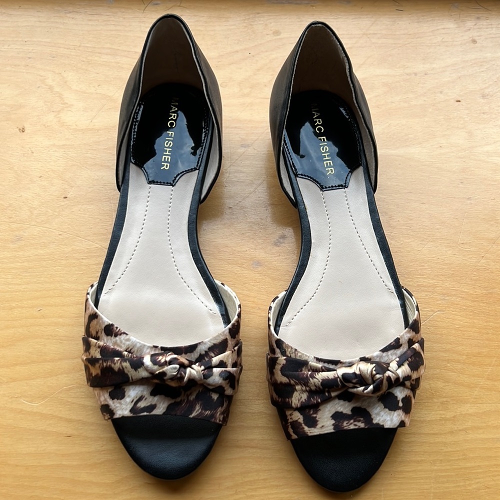 Marc Fisher textile Cheetah print / Black leather flats. Size 7.